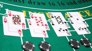 Tabel pembayaran dan strategi Casino Hold'em yang ditampilkan di interface 8zk